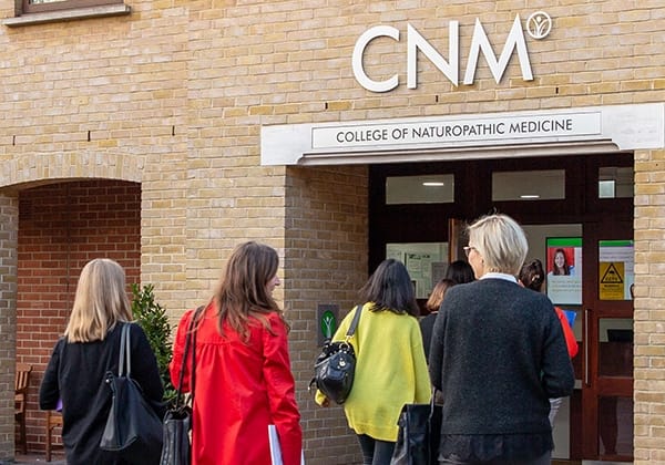 students-walking-in-cnm-london-college-3
